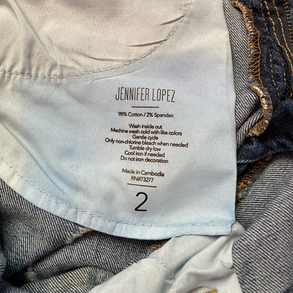 Jennifer Lopez- Slim Boyfriend Fit Distressed Jean Capris. Size 2 - Picture 6 of 7
